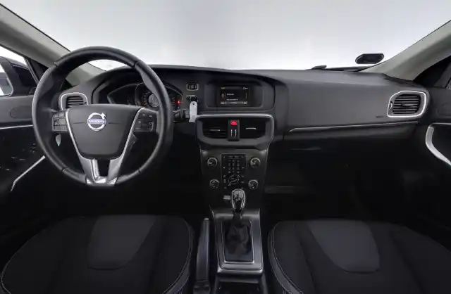 Musta Viistoperä, Volvo V40 – ZKR-556