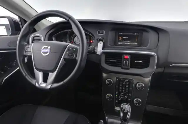Musta Viistoperä, Volvo V40 – ZKR-556