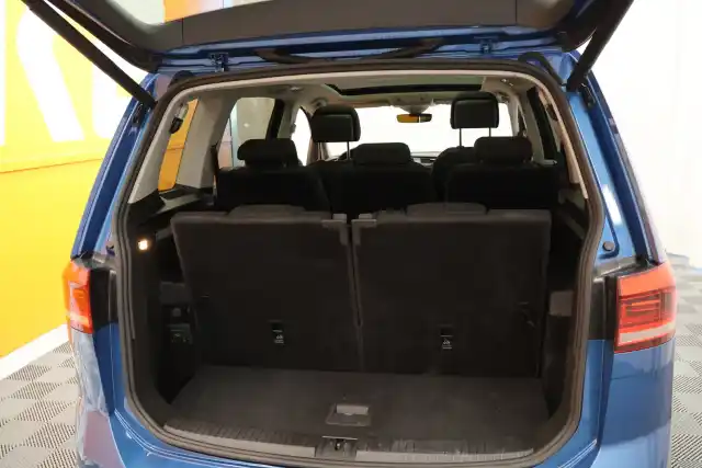 Sininen Tila-auto, Volkswagen Touran – ZKR-685