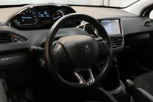 Valkoinen Viistoperä, Peugeot 208 – ZKS-254