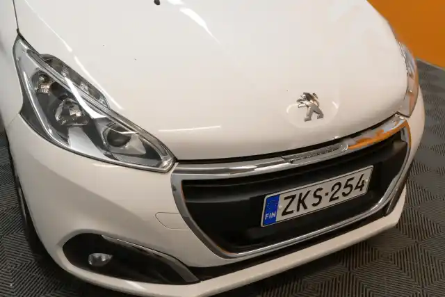 Valkoinen Viistoperä, Peugeot 208 – ZKS-254