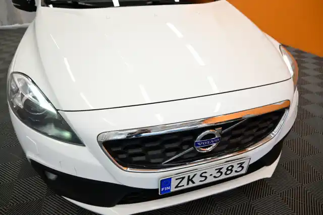 Valkoinen Viistoperä, Volvo V40 Cross Country – ZKS-383