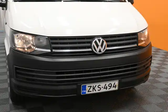 Valkoinen Pakettiauto, Volkswagen Transporter – ZKS-494