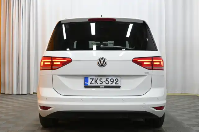 Valkoinen Tila-auto, Volkswagen Touran – ZKS-592