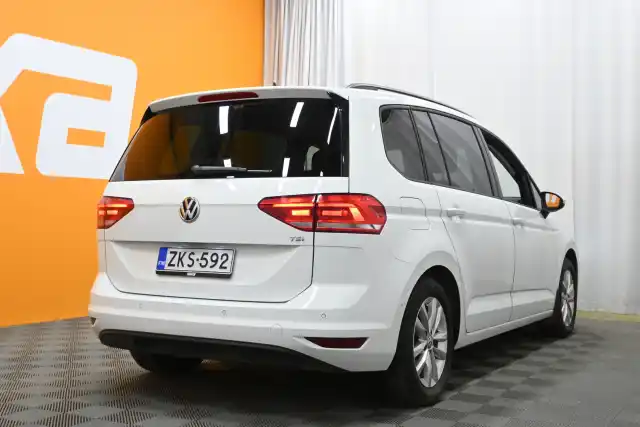 Valkoinen Tila-auto, Volkswagen Touran – ZKS-592