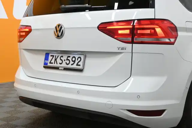 Valkoinen Tila-auto, Volkswagen Touran – ZKS-592