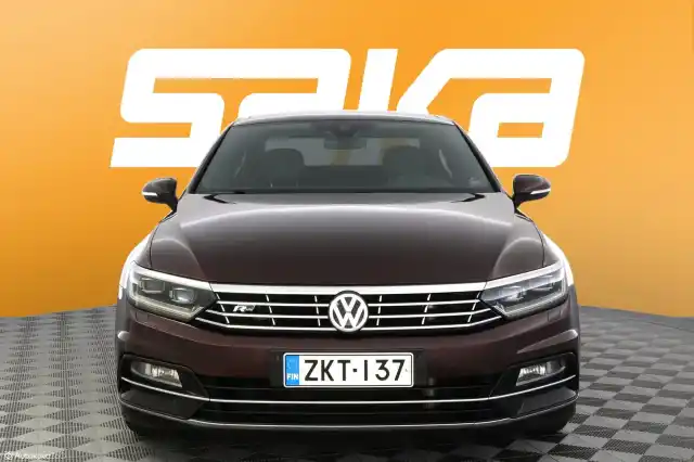 Punainen Sedan, Volkswagen Passat – ZKT-137