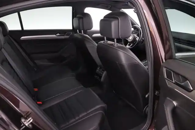 Punainen Sedan, Volkswagen Passat – ZKT-137