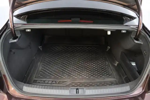 Punainen Sedan, Volkswagen Passat – ZKT-137
