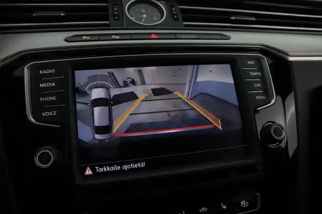 Punainen Sedan, Volkswagen Passat – ZKT-137