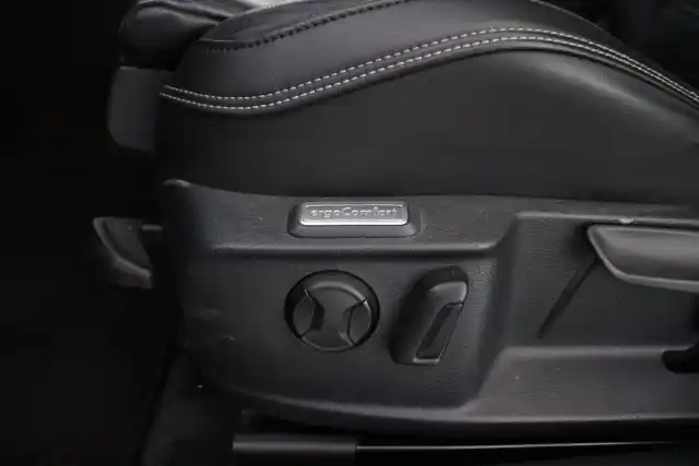 Punainen Sedan, Volkswagen Passat – ZKT-137