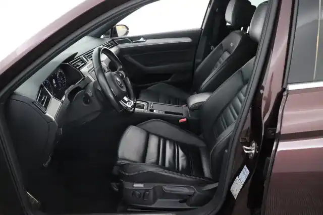 Punainen Sedan, Volkswagen Passat – ZKT-137