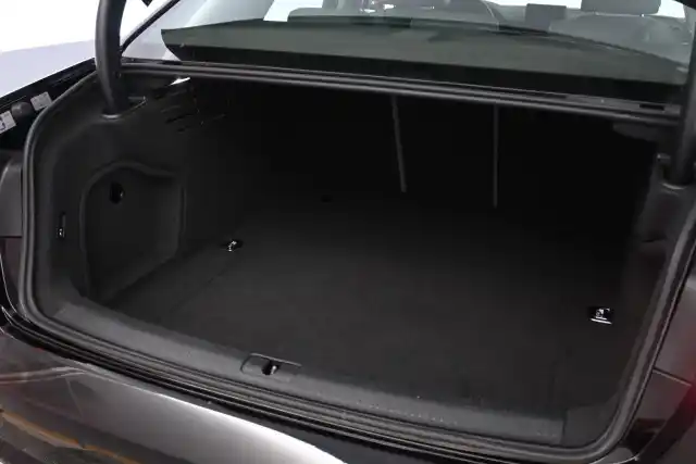 Musta Sedan, Audi A4 – ZKT-553