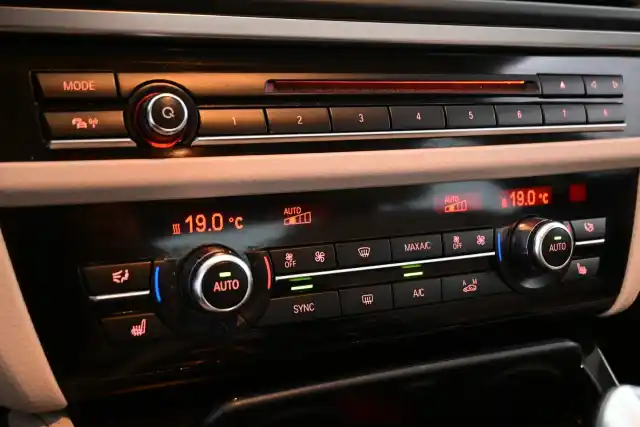 Sininen Sedan, BMW 530 – ZKT-676