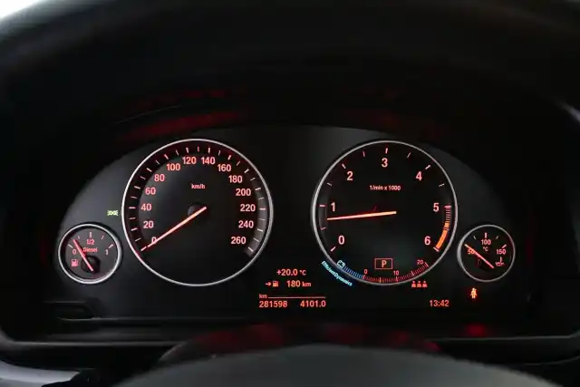 Sininen Sedan, BMW 530 – ZKT-676