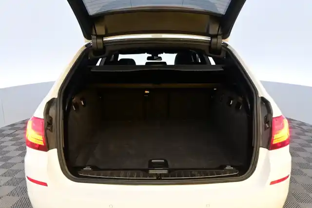Valkoinen Farmari, BMW 520 – ZKT-757