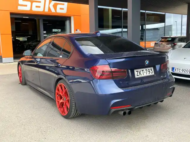 Sininen Sedan, BMW 320 – ZKT-793