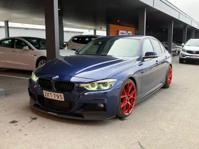 Sininen Sedan, BMW 320 – ZKT-793