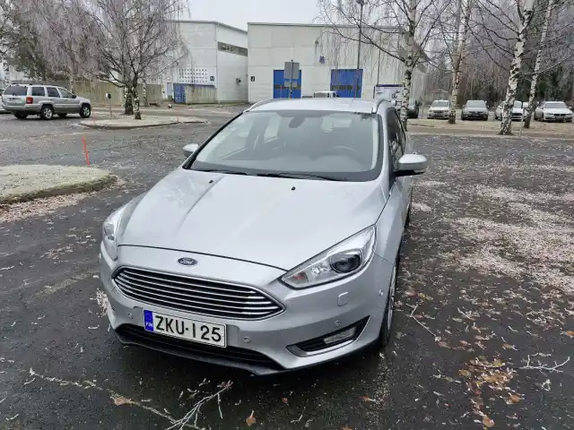 Harmaa Farmari, Ford Focus – ZKU-125