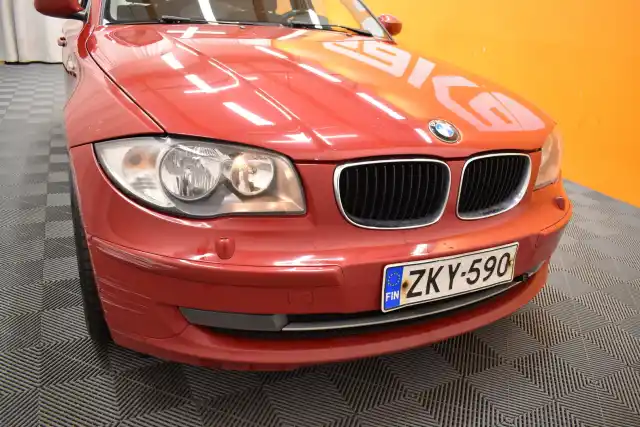 Punainen Farmari, BMW 118 – ZKY-590