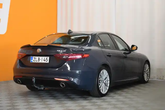 Harmaa Sedan, Alfa Romeo Giulia – ZLB-145