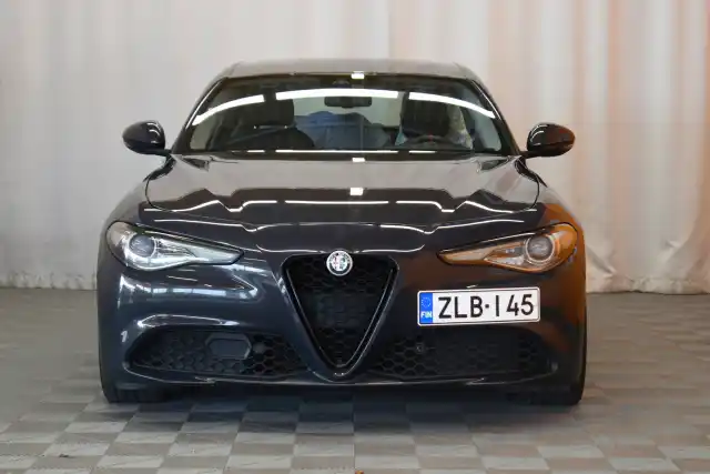 Harmaa Sedan, Alfa Romeo Giulia – ZLB-145