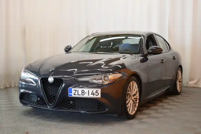 Harmaa Sedan, Alfa Romeo Giulia – ZLB-145