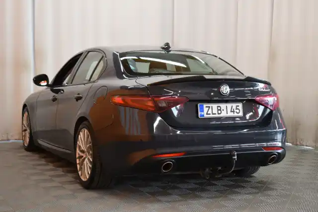 Harmaa Sedan, Alfa Romeo Giulia – ZLB-145