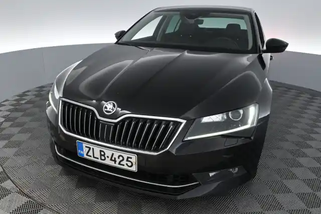 Musta Sedan, Skoda Superb – ZLB-425