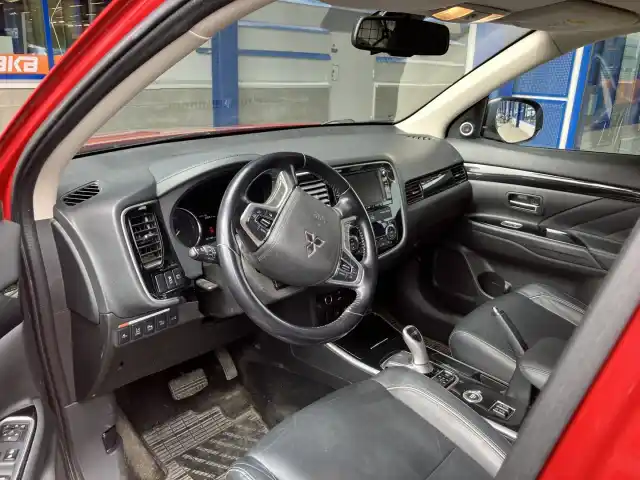 Punainen Maastoauto, Mitsubishi Outlander PHEV – ZLB-716