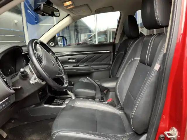 Punainen Maastoauto, Mitsubishi Outlander PHEV – ZLB-716