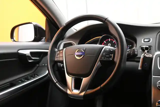 Musta Farmari, Volvo V60 Cross Country – ZLC-696