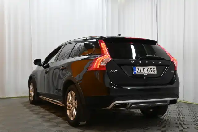 Musta Farmari, Volvo V60 Cross Country – ZLC-696