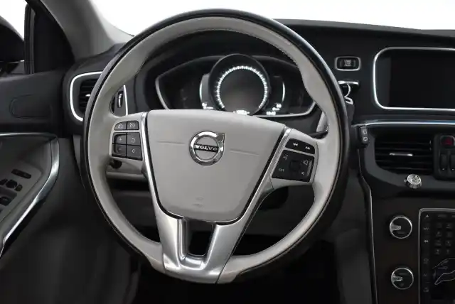 Valkoinen Viistoperä, Volvo V40 Cross Country – ZLC-702