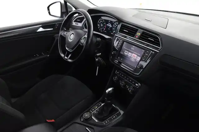 Harmaa Maastoauto, Volkswagen Tiguan – ZLC-795