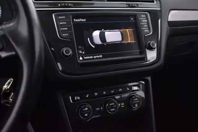 Harmaa Maastoauto, Volkswagen Tiguan – ZLC-795