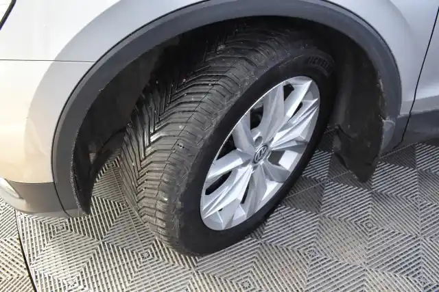 Harmaa Maastoauto, Volkswagen Tiguan – ZLC-795