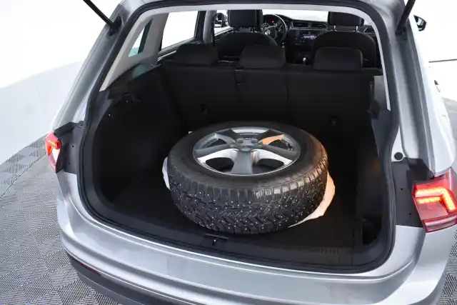 Harmaa Maastoauto, Volkswagen Tiguan – ZLC-795