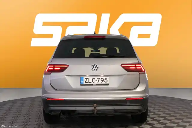 Harmaa Maastoauto, Volkswagen Tiguan – ZLC-795