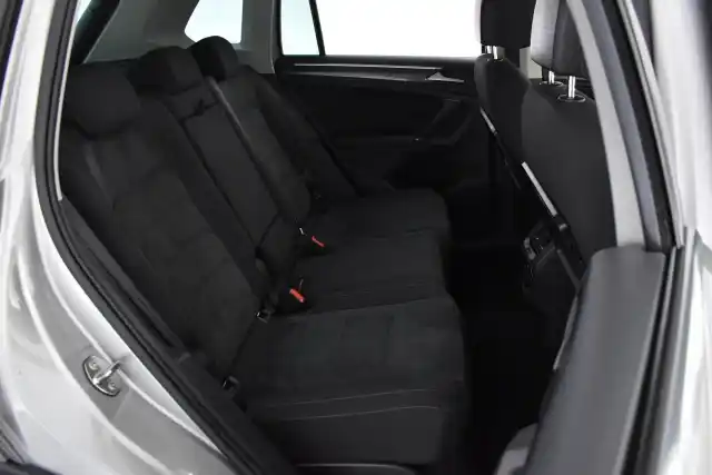 Harmaa Maastoauto, Volkswagen Tiguan – ZLC-795