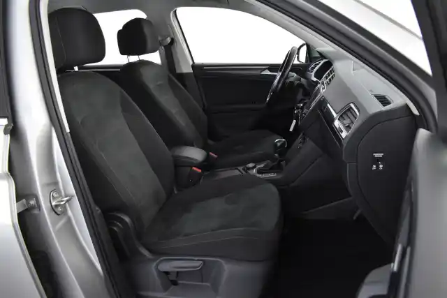 Harmaa Maastoauto, Volkswagen Tiguan – ZLC-795