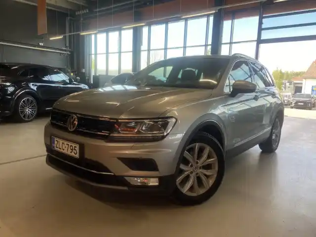 Harmaa Maastoauto, Volkswagen Tiguan – ZLC-795