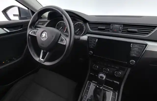 Harmaa Farmari, Skoda Superb – ZLC-944