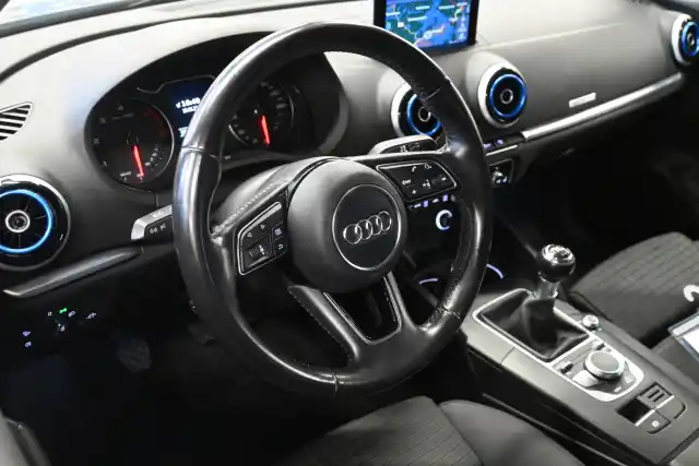Harmaa Sedan, Audi A3 – ZLE-288