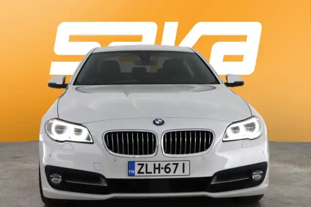 Valkoinen Sedan, BMW 520 – ZLH-671
