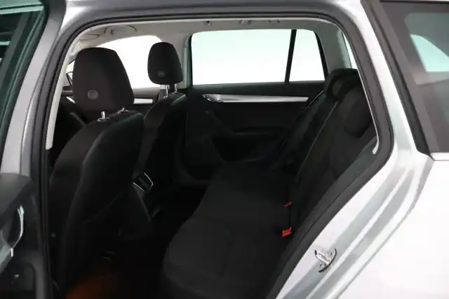 Harmaa Farmari, Skoda Octavia – ZLK-252