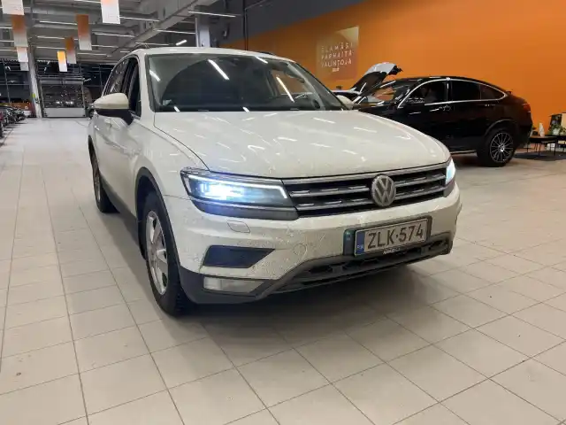 Valkoinen Maastoauto, Volkswagen Tiguan – ZLK-574