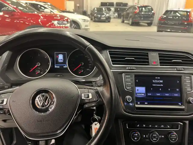 Valkoinen Maastoauto, Volkswagen Tiguan – ZLK-574