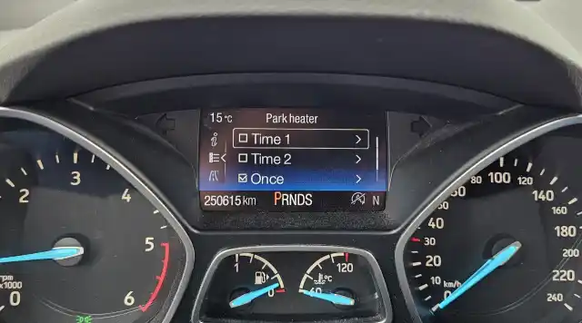 Punainen Maastoauto, Ford Kuga – ZLL-233