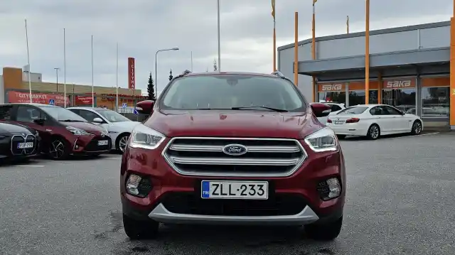 Punainen Maastoauto, Ford Kuga – ZLL-233